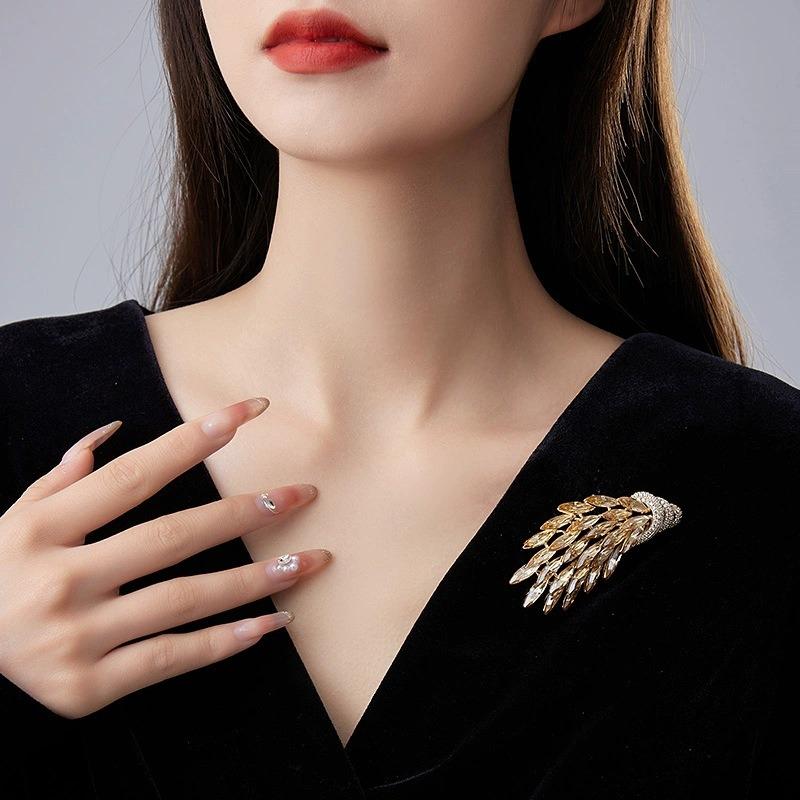 A High-end and Elegant Women's Crystal Wheat Ear Brooch with A Light Luxury and High-end Feel