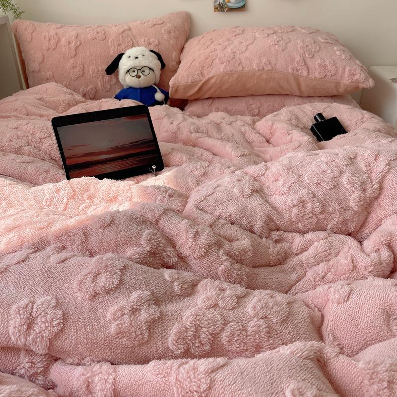 Yunduo Huashu warmes vierteiliges Set aus Baumwollfleece, dreiteiliges Steppdeckenset aus geschnitztem Korallenfleece