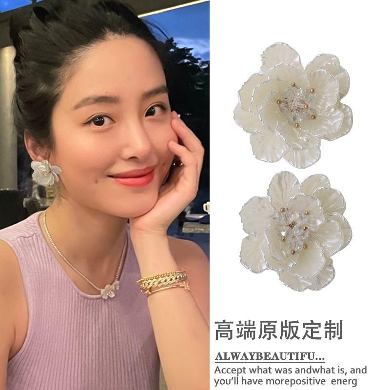 

Yang Caiyu Same Style Shell Flower Earrings for Women Niche Design Classy Holiday Earrings for Going out Seaside Earrings White