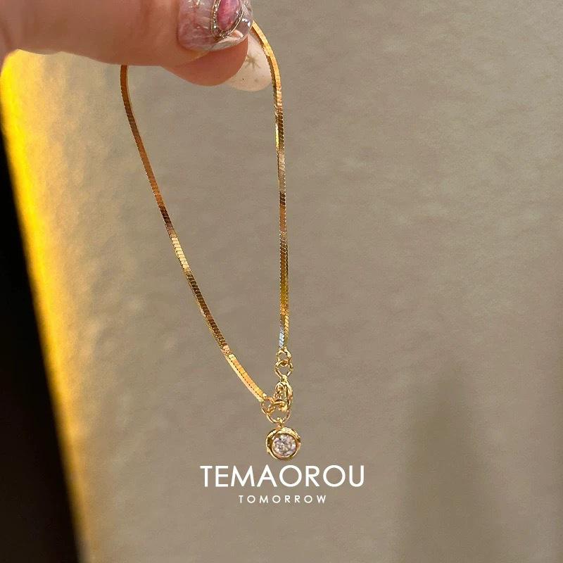 Chic Four-Leaf Clover Bracelet: Sweet, Cute, Minimalist, Versatile Hand Jewelry for Women