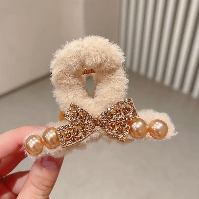 Autumn/Winter 2025 Plush Mink Fur Love Heart Rhinestone Shark Claw Clip for Women