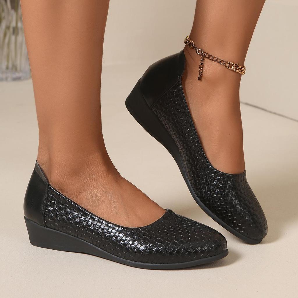 Mocassini Sneakers da Donna Taglie Forti con Punta Acuta e Tacco a Zeppa - Primavera 2024