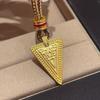 Antike Goldhandwerkskunst Geprägtes Dreieck Volldiamant Exquisites Halsketten-Schmuckstück Ethnischer Stil Glänzender Drachenanhänger Bankettschmuck