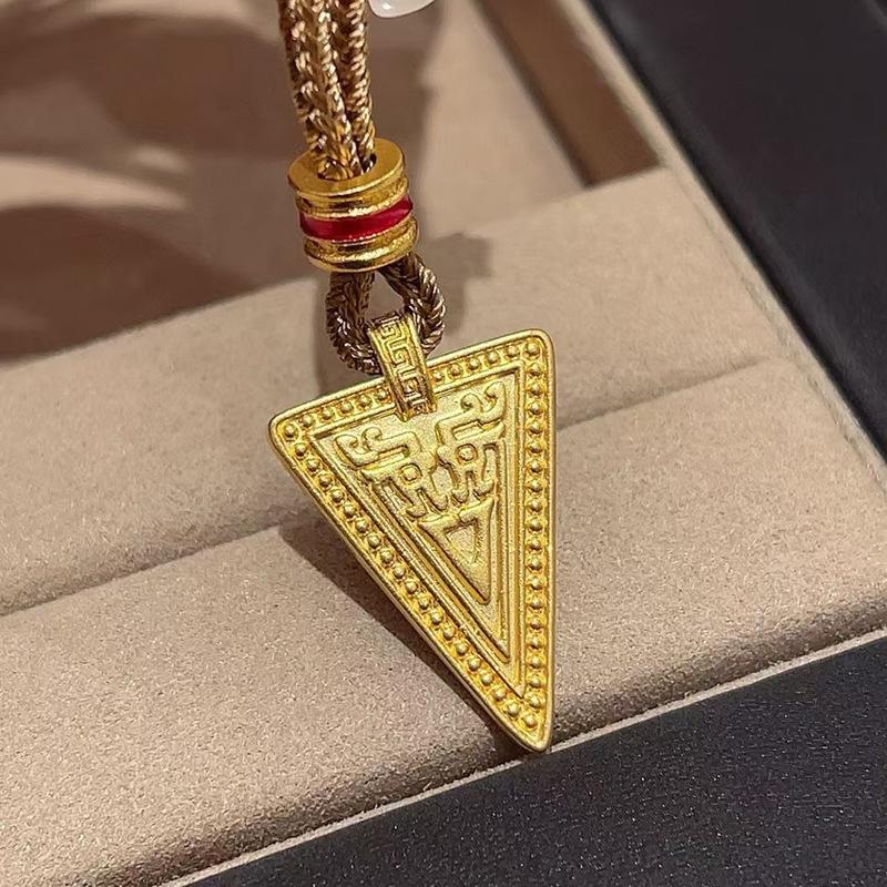 Antike Goldhandwerkskunst Geprägtes Dreieck Volldiamant Exquisites Halsketten-Schmuckstück Ethnischer Stil Glänzender Drachenanhänger Bankettschmuck