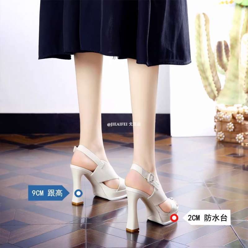 European and American patent leather back empty trip belt open-toed sandals women's 2025 summer new professional waterproof table thick heel high he