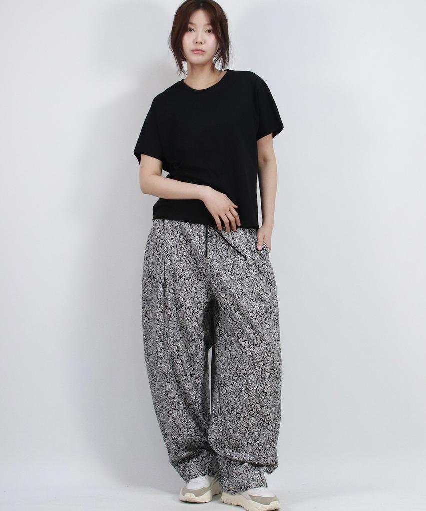 Deumakeu Paisley Side One Tuck Curved Wide Pants Black