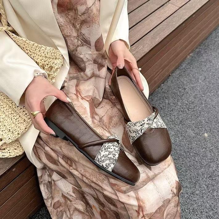 

Ретро туфли Мэри Джейн на плоской подошве женская обувь весна и осень 2025 новая замшевая с мелким вырезом ремешок на одной пряжке с юбкой одинарные туфли 40