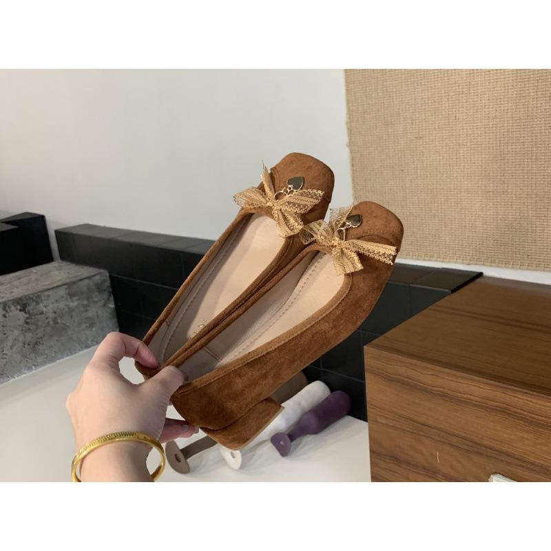 

2025 early autumn new French evening wind single shoes women s shoes temperament celebrity suede bow thick heel with skirt single 39 коричневый