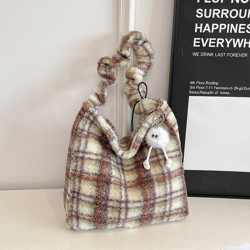 Vintage plush Maillard tote bag women's new fashion shoulder women's bag casual lamb plush messenger bag