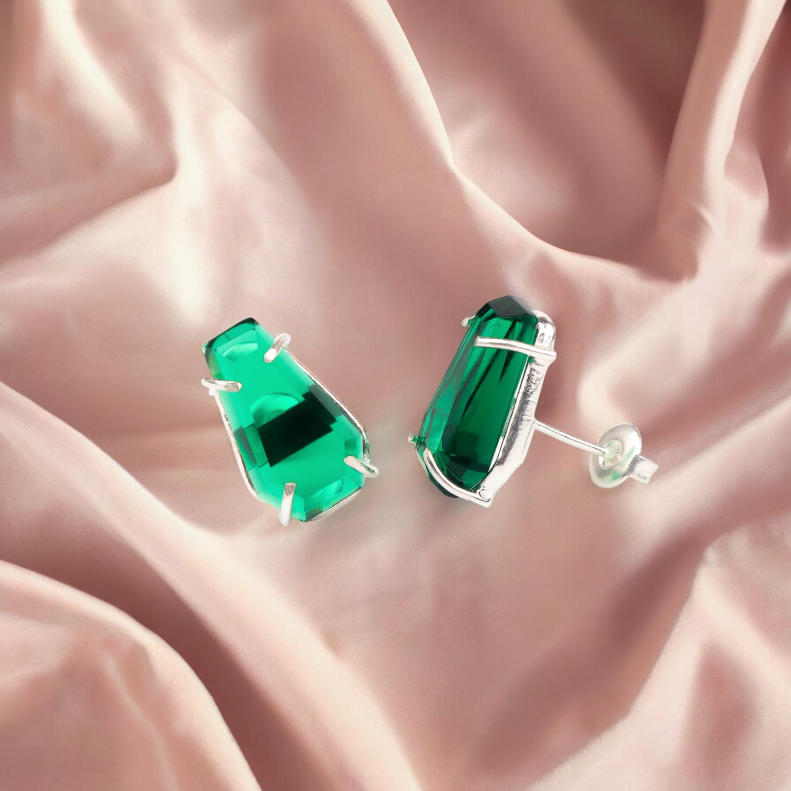 

Хромдиопсид Драгоценный камень 925 Стерлинговое серебро Ювелирные изделия Ручной работы Серьги-пусеты 0,6 EE-131-10