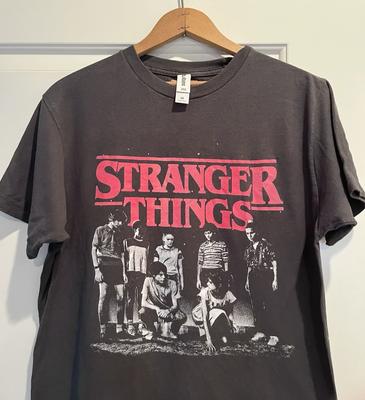 Offizielles Netflix's Stranger Things TV-Show Schwarzes 100% Baumwolle T-Shirt Herren-T-Shirts Oberteil, Unisex Größe M