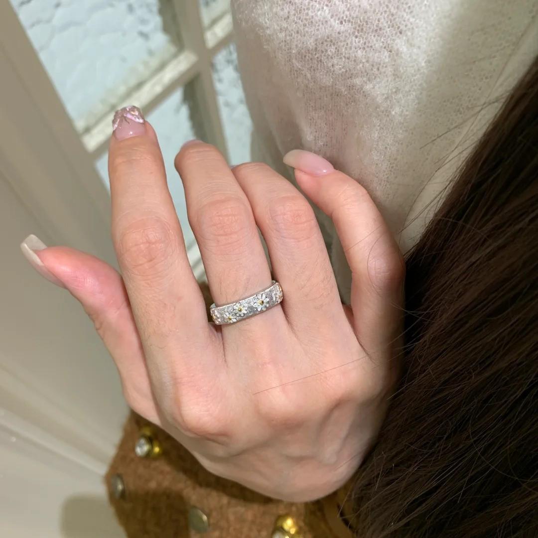 Xiaohongshu Bestseller: Italian Vintage Daisy Ring for Women - Light Luxury, Versatile Design Adjustable