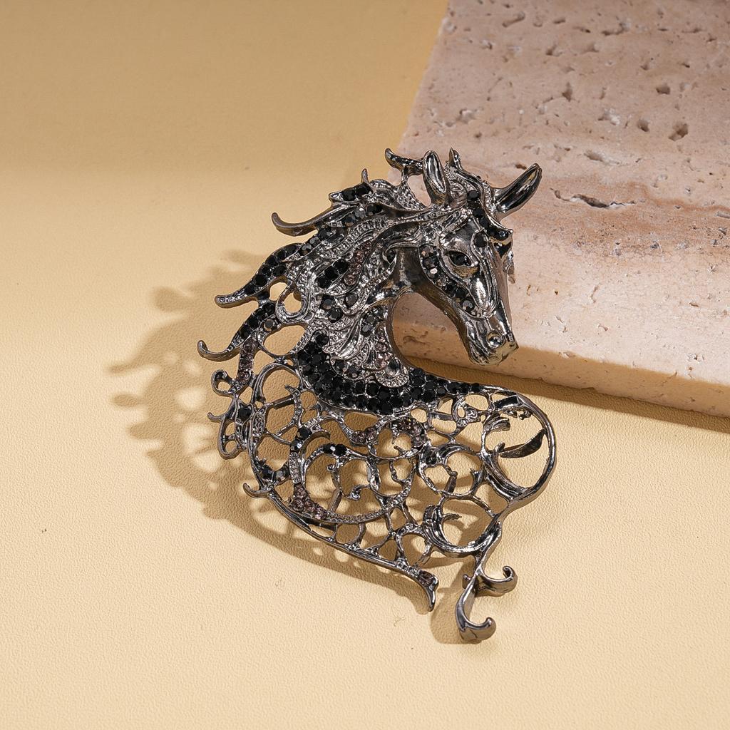 Vintage Rhinestone Horse Head Brooches for Women Zodiac Animal Pins Casual Party Accessories New Year Gifts Friends