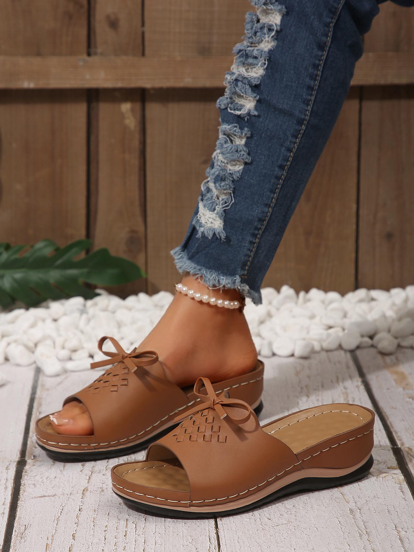 

Fashion The 2025 new style of fashionable, casual, lightweight and wear-resistant slippers with a hollowed-out wedge heel 36 світло-коричневого кольору