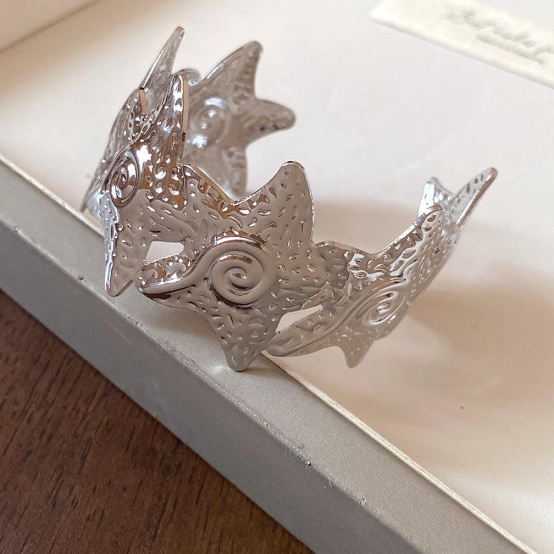 Asymmetrical Wide Face Statement Bangle: Elegant European & American Bracelet for Fashion-Forward Style