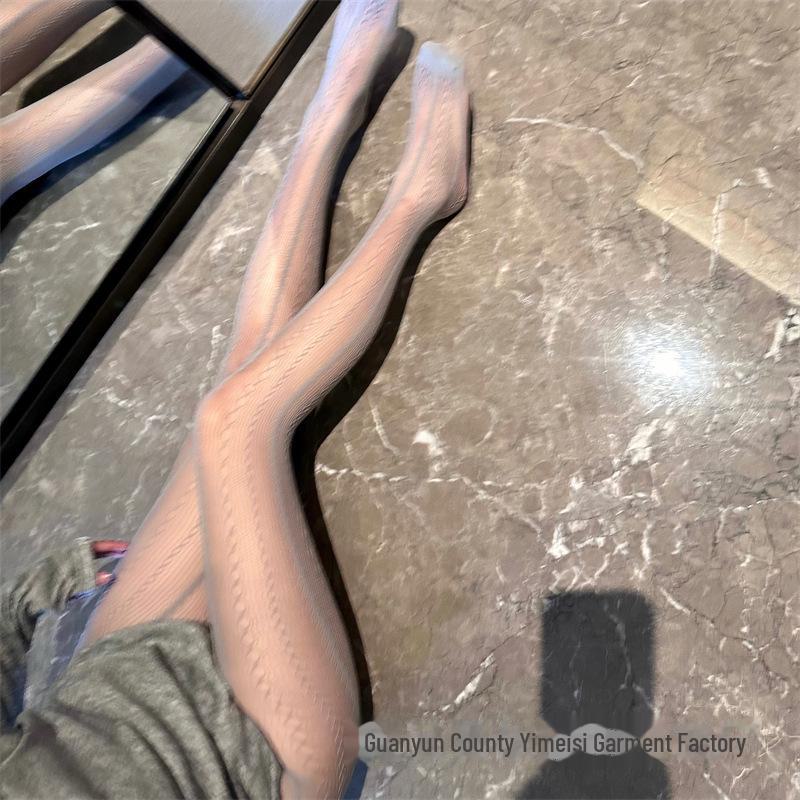 Sexy Vertical Stripe Fishnet Stockings: Blogger-Inspired, Ideal for Showcasing Beautiful Legs in Spring and Summer.