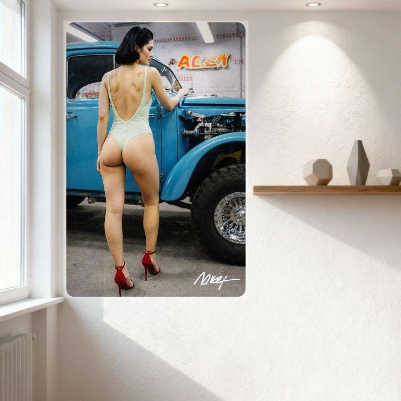 Seksowny body bez pleców dla kobiety z vintage niebieską ciężarówką, otwartą maską, blaszany znak, metalowy plakat - Dekoracja ściany domu, baru, kawiarni, Moda Samochód - R
