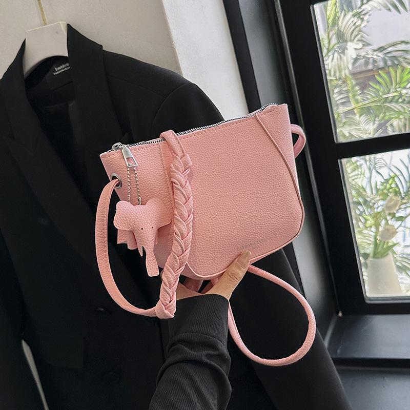 

Fashion versatile messenger small bag women s 2024 summer new simple commuter bucket bag niche design shoulder bag рожевий