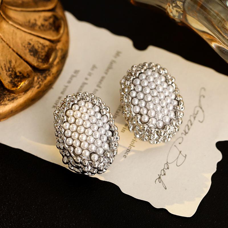 Серьги-гвоздики в богемном этническом стиле с подвеской в ​​виде колокольчика и кисточки — ретро, ​​ностальгический, элегантный стиль.