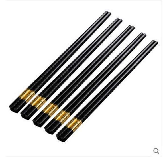 

Цзіндечженьський керамічний посуд: Прості миски для рису, локшини та супу, тарілки, палички для їжі, ложка з підглазурним розписом.