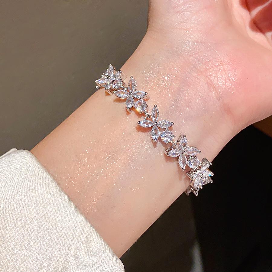 French Zircon Oval Cross Flower Clasp Bracelet - Retro Court Style, Light Luxury Jewelry