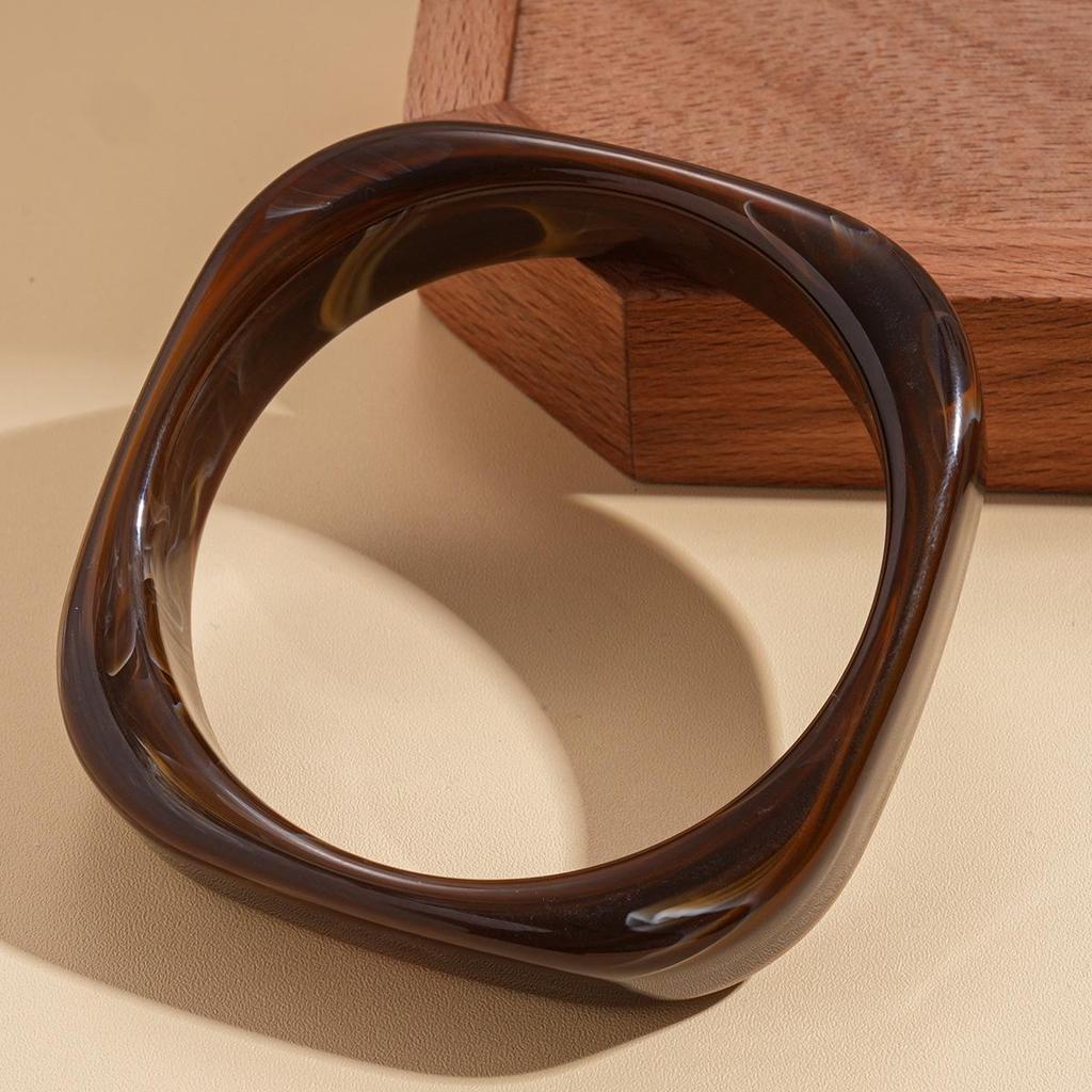 Unique Retro Resin Bracelet: Personalized Fashion Jewelry for Women
