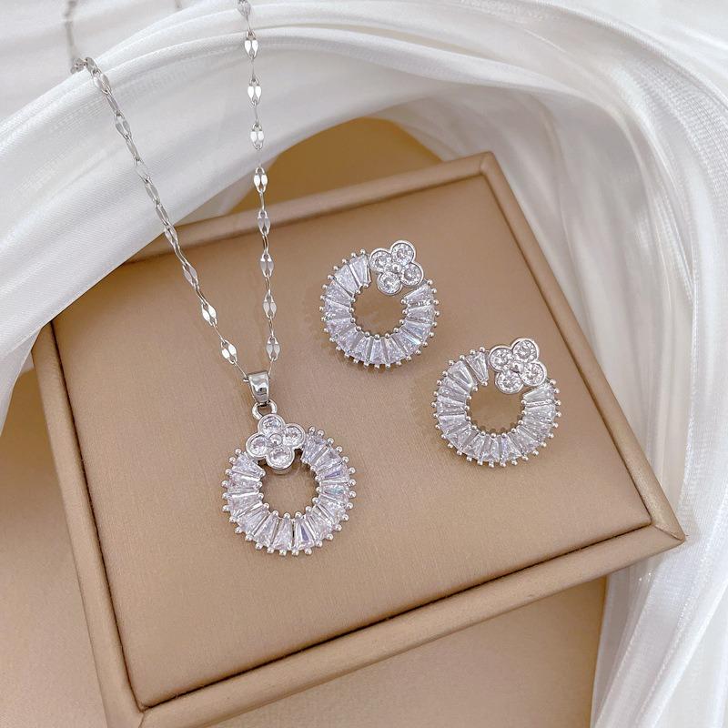 

Темперамент Легкая Роскошь Полный Циркония Ювелирные Изделия Женский Изысканный Ветер Медь Микровставка Серьги Набор Ожерелье Комбинация