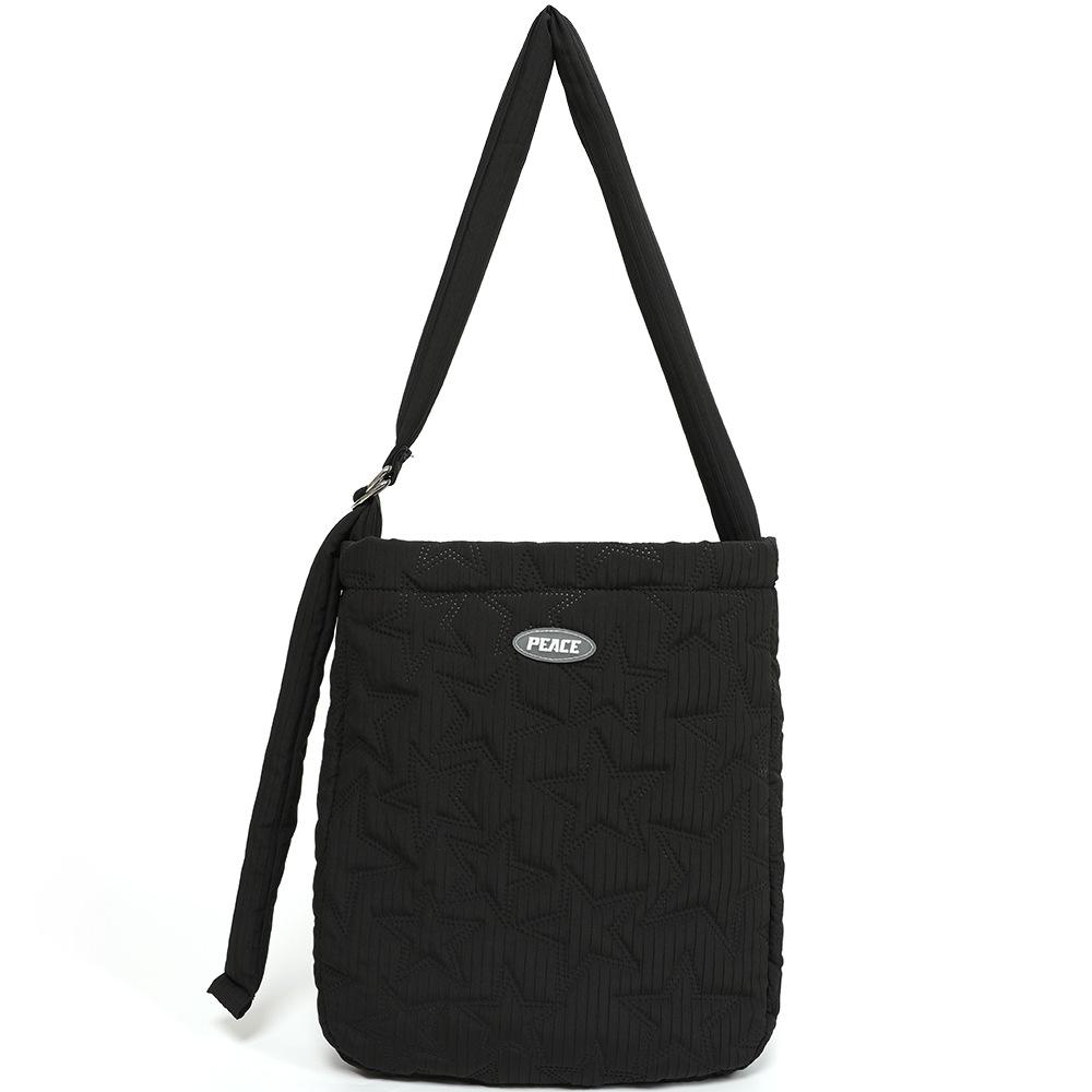 

Cotton-filled quilted tote large bag, cotton-padded bag, niche designer commuter bag, messenger bag, versatile. чорний