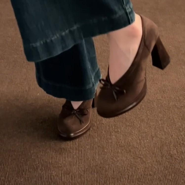 French gentle wind bow shallow mouth deep V high heels 2025 autumn new retro temperament versatile single shoes women.