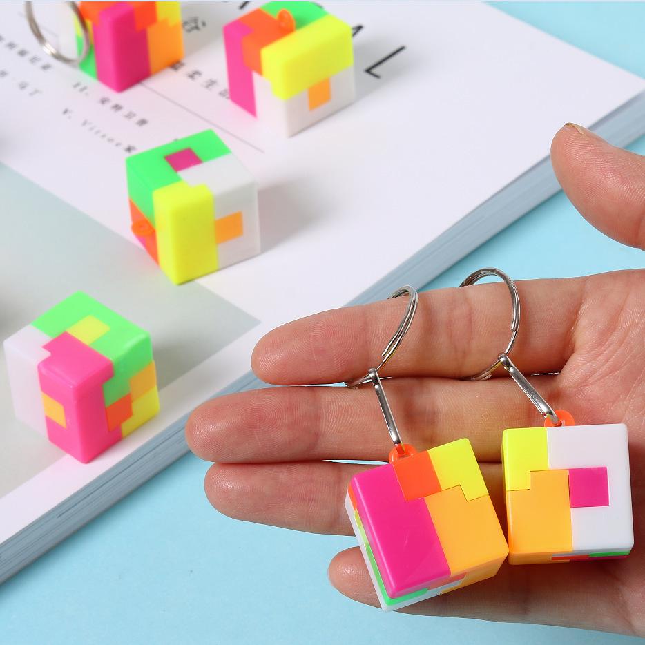 Small Plastic Kongming Lock Pendant: Classic Puzzle Toy for Children and Adults