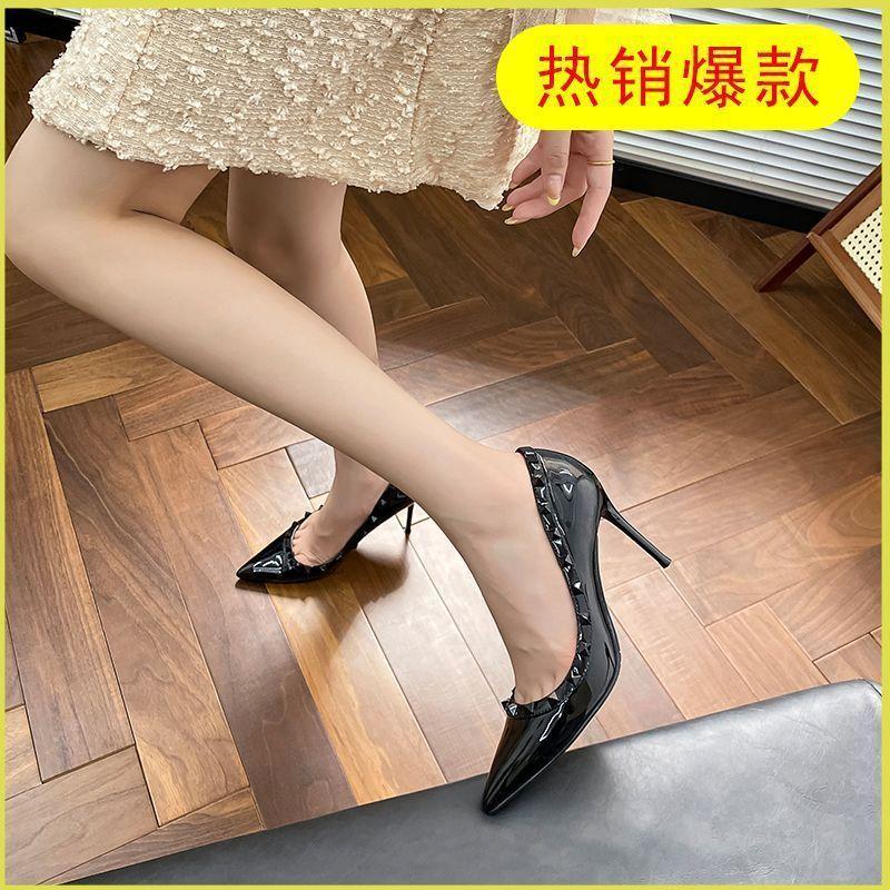 pointed rivets, shallow mouth patent leather, fine heel, versatile professional single shoes, black super high heels, women's early spring 2024 n