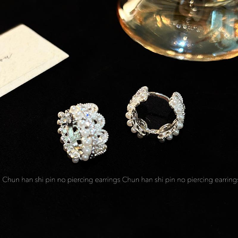 Lace lace pearl earrings, earclips, light luxury, high-end fashion, versatile ear buckles, simple temperament, fashionable silver earrings.