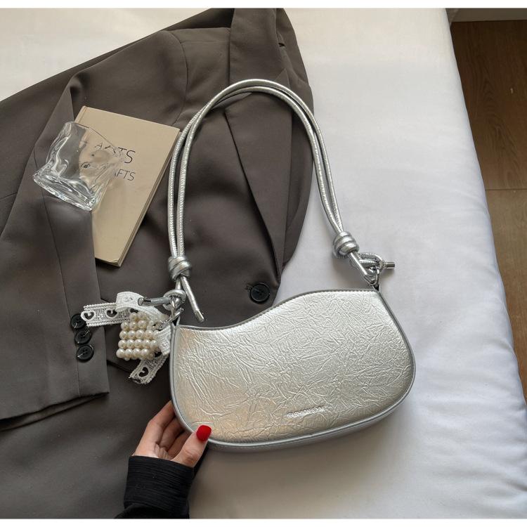 

Niche design sense of foreign style small bag women 2025 new summer fashion messenger bag gentle shoulder armpit bag серебряный