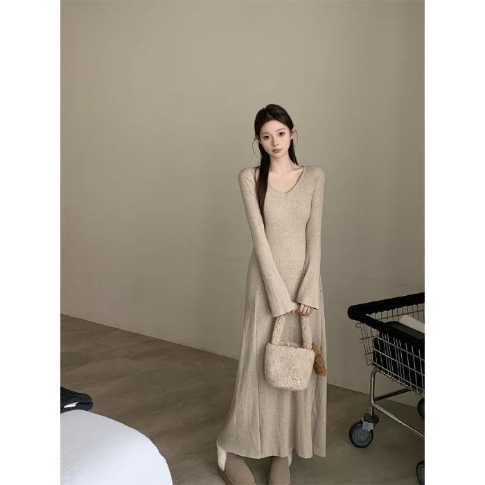 

Women s Apricot V-Neck Knit Dress: Slim-Fit, Hip-Hugging, Long Skirt for Autumn/Winter; Perfect as an Inner Layer. Medium хаки