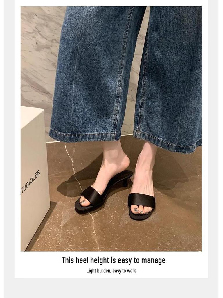 Traubenfarbene Mom's Silk Einriemen-Kitten-Heel-Ledersandalen für Damen