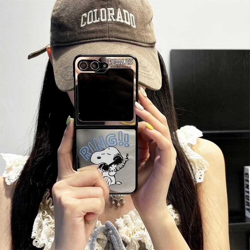 Cute cartoon Snoopy Make Up Mirror Folding Phone Case For Samsung ZFlip 3 4 5 6 ZFlip7 Funny girl's gift Snoopy Mirror Cover