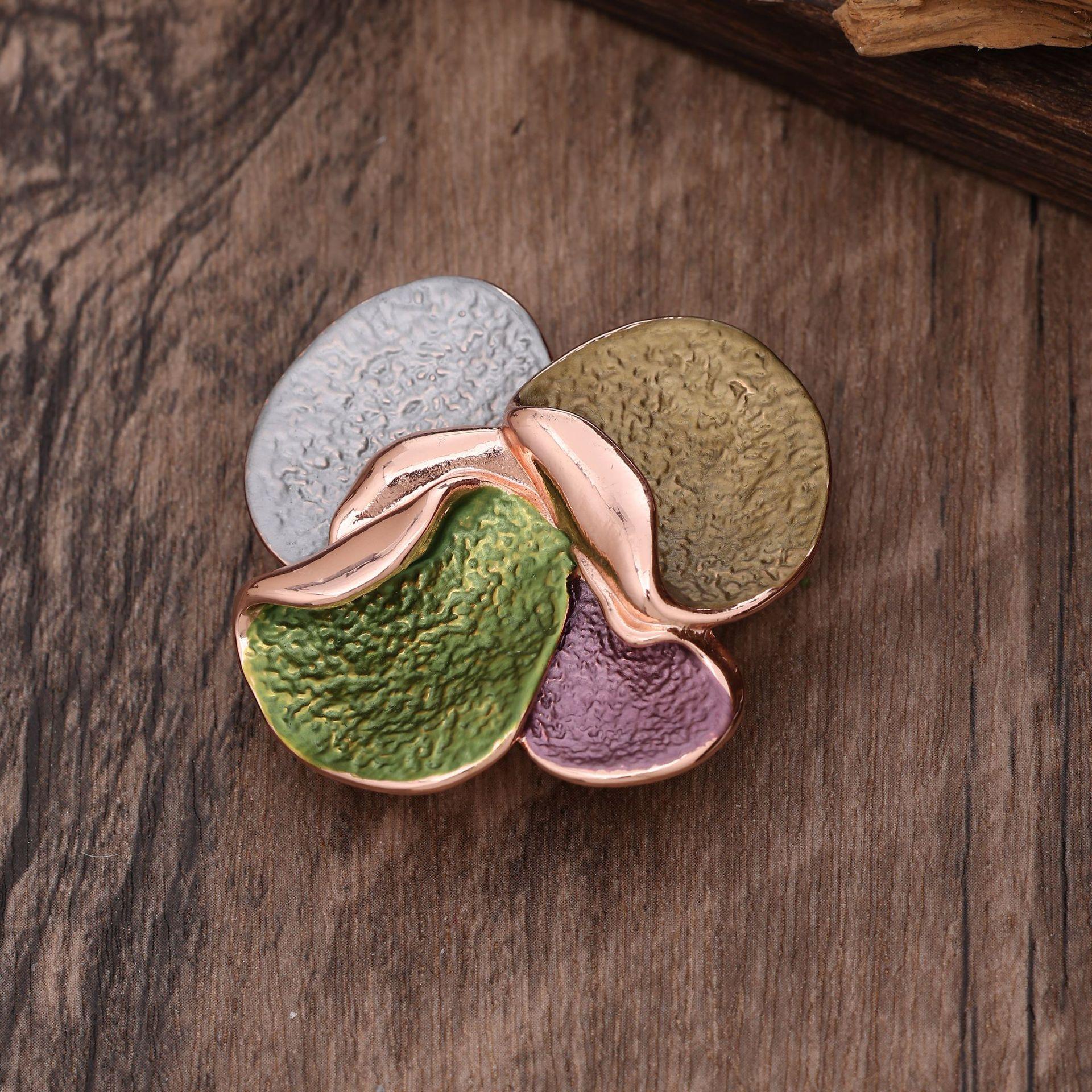 

Ladies Simple Three-dimensional Flower Multifunctional Magnetic Brooch Winter colored petals рожевий колір золота