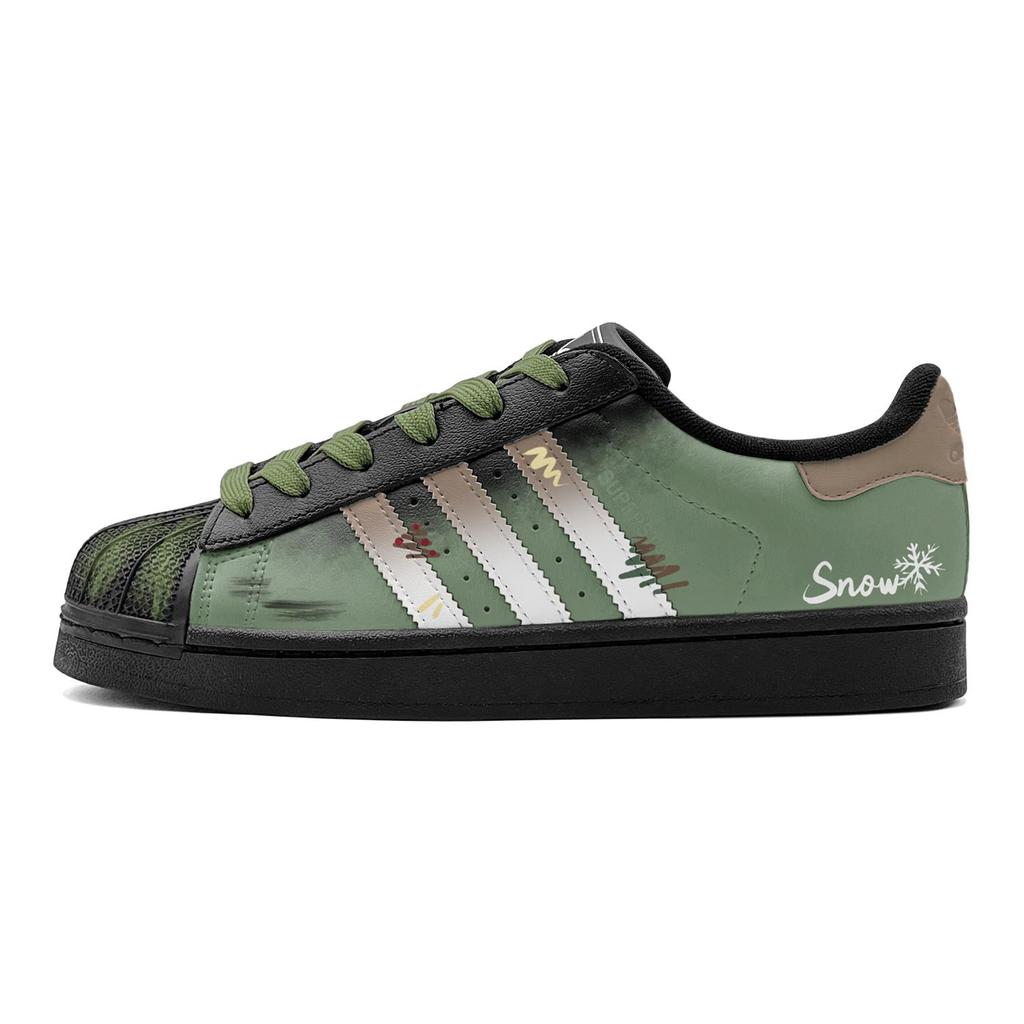 adidas Originals Superstar 2 Rinnovo Invernale, Verde Inchiostro Traccia di Neve, Fiocco di Neve, Graffiti Scarpe da Skateboard Basse Unisex JI0079(TeamS2-S-BOX)