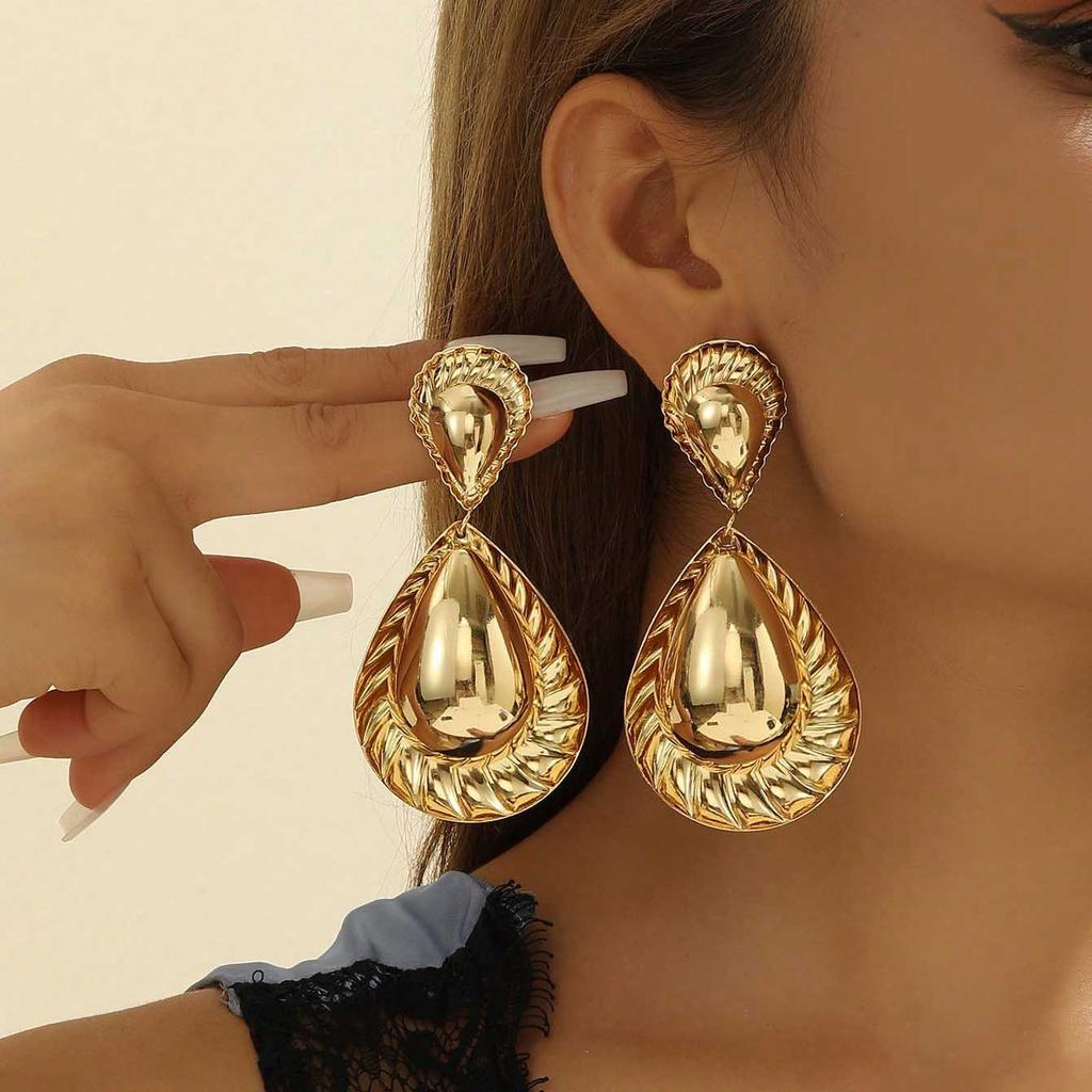 European and American Jewelry Personality Temperament Love Earrings Fashion Light Luxury Retro Geometric Versatile Metal Earrings