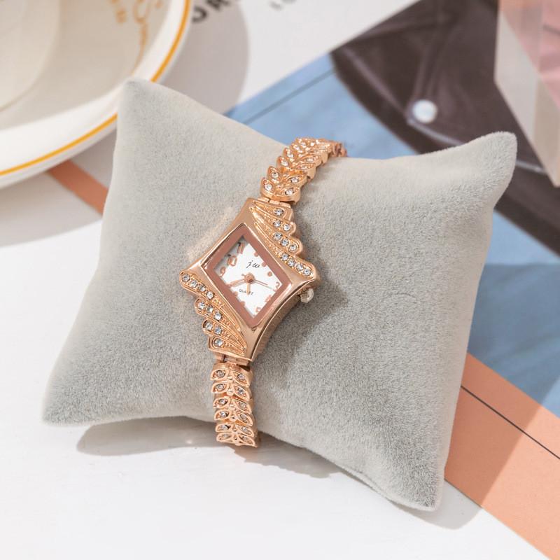 

Ladies Diamond Shape Watch With Alloy Band For Fashion Enthusiasts Rose Gold White