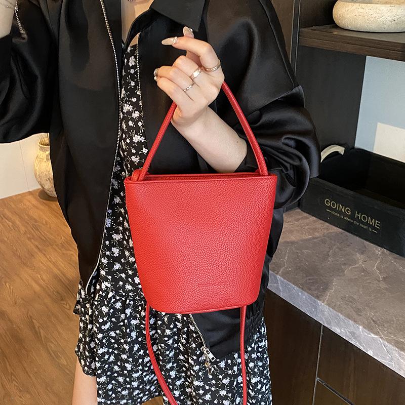 

Простая и модная женская сумка-ведро для ношения в руке, новая коллекция весна-лето 2025, модная универсальная наплечная сумка, нишевая высококлассная женская сумка красный