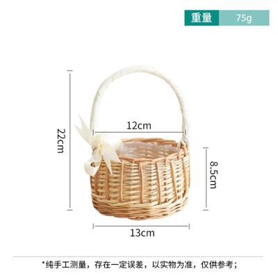 Handkorb aus geflochtenem Rattan Handkorb aus geflochtenem Rattan