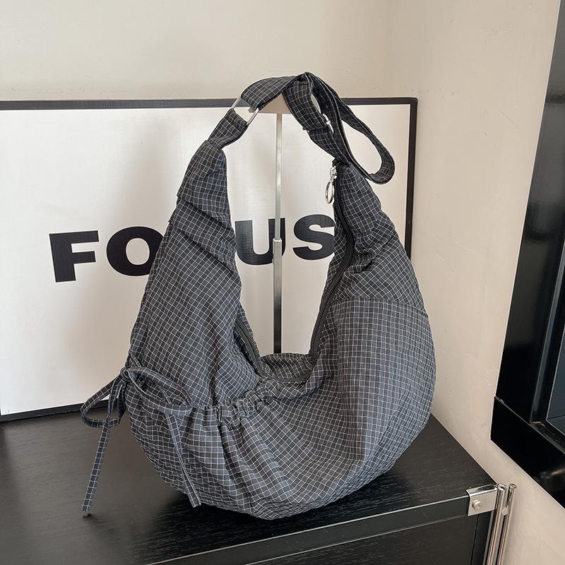 Korean version of fashion plaid shoulder bag 2025 new large-capacity retro commuter messenger bag niche foreign style dumpling bag