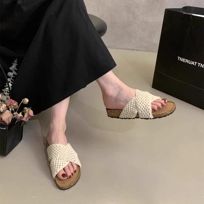 Chinelos de uma tira trançados brancos retrô com sola grossa para mulheres, uso de verão, novos modelos 2025, para usar com saias para aumentar a altura e chinelos frescos