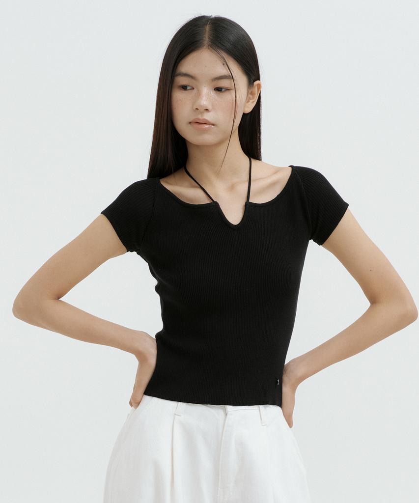 LUCIR ZU Strap Neck Ribbed Knit Top (Black)