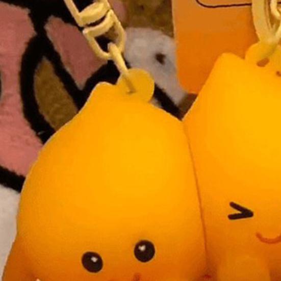 1 Paar Schlüsselanhänger Magnetisches Flammen-Design Magnetische Saugkraft Schlüsselanhänger Lebhafter Ausdruck Paargeschenk Taschenzubehör