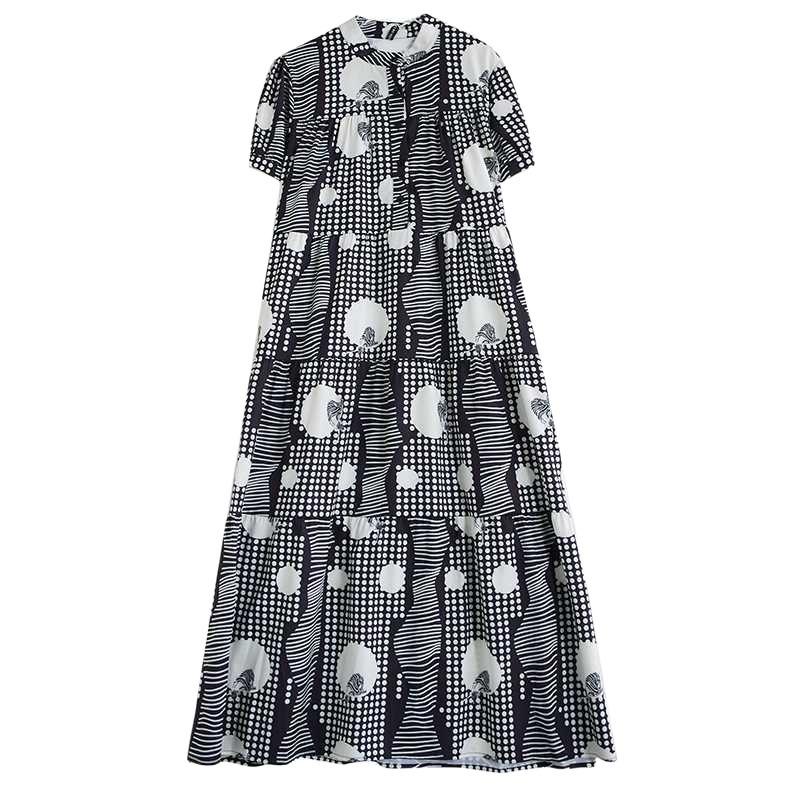 Vestido solto plus size de manga curta com estampa fashion e comprimento médio