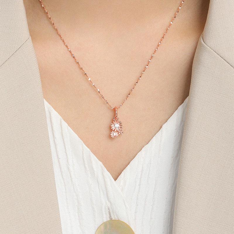 Schenken Sie Ihrer Mutter eine Nelkenkette mit Diamanten, eine schlichte, japanische und koreanische Halskette mit kleinen Gänseblümchen.
