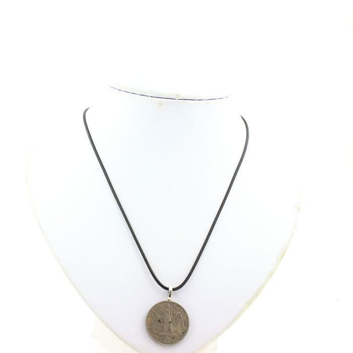 Pierres et Minéraux. Collier pièce de monnaie Italie 1 lire Victor-Emmanuel III . Cordon noir.