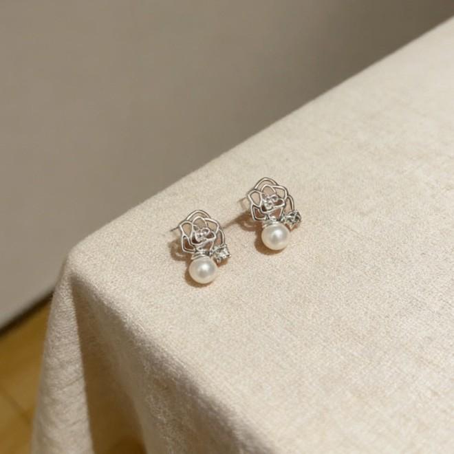 Atmosphere Hollow Rose Pearl Stud Earrings Niche Light Luxury Design High Sense Versatile Exquisite Earrings Earrings